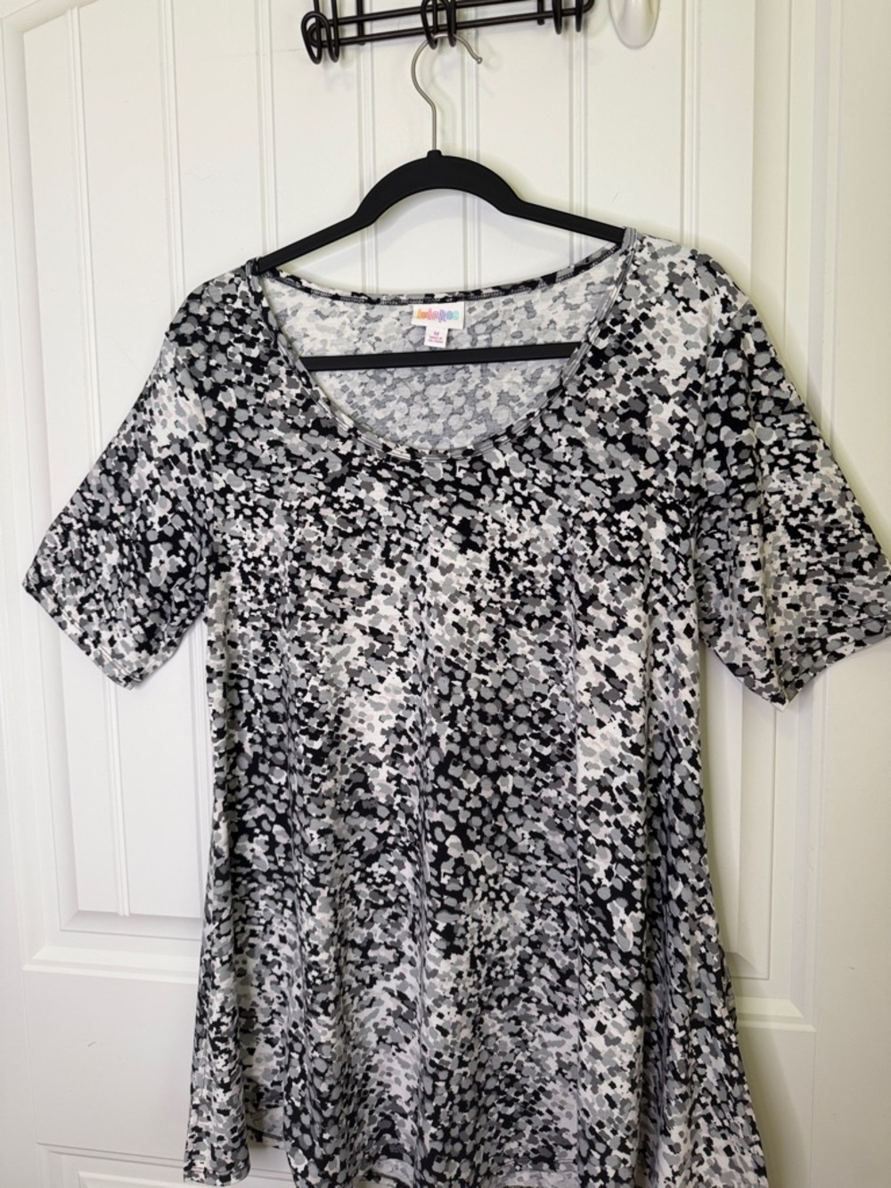 LuLaRoe Black White Abstract Print Scoop Neck Tunic Top Short Sleeve Medium - Picture 4 of 6